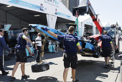 The car of Sébastien Buemi, Renault e.Dams, is returned to the pits after his crash