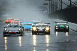 Carros da Porsche GT3 Cup seguem o safety car em Curitiba