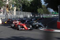 Kimi Raikkonen, Ferrari SF70H, Valtteri Bottas, Mercedes AMG F1 W08 en la arrancada