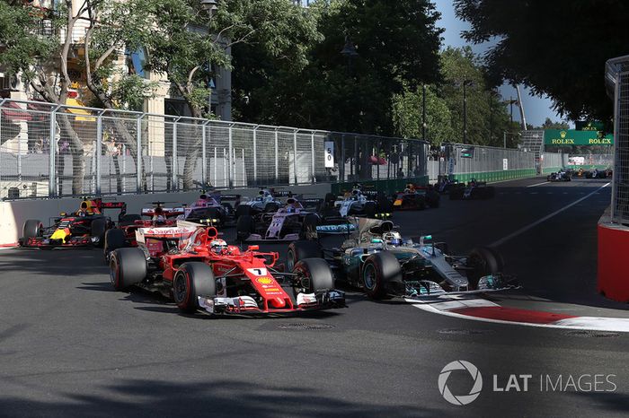 Kimi Raikkonen, Ferrari SF70H, Valtteri Bottas, Mercedes AMG F1 W08 en la arrancada