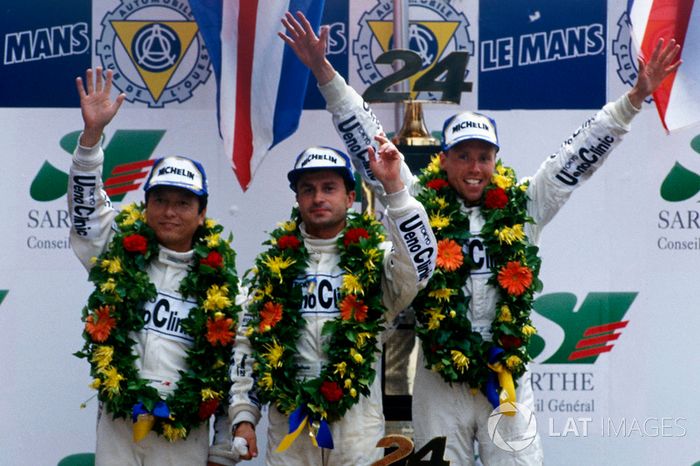 Podio: ganadores de la carrera J.J. Lehto, Yannick Dalmas, Masanori Sekiya, McLaren F1 GTR