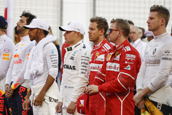 Daniel Ricciardo, Red Bull Racing, Lewis Hamilton, Mercedes AMG, Valtteri Bottas, Mercedes AMG, Sebastian Vettel, Ferrari, Kimi Raikkonen, Ferrari, et Nico Hulkenberg, Renault Sport F1 Team, assistent à l'hymne national