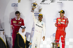 Podium: ganador, Sebastian Vettel, Ferrari, segundo, Lewis Hamilton, Mercedes AMG F1, tercero, Valtt