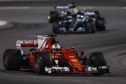 Sebastian Vettel, Ferrari SF70H, Valtteri Bottas, Mercedes F1 W08