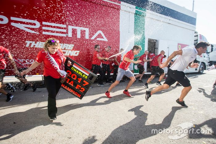 Charles Leclerc, PREMA Powerteam y Antonio Fuoco, PREMA Powerteam celebran con el equipo