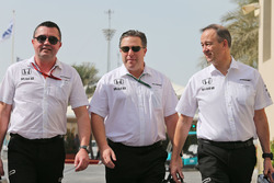 Eric Boullier, McLaren Renndirektor mit Zak Brown, McLaren Geschäftsführer und Jonathan Neale, McLar