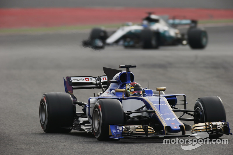 Паскаль Верляйн, Sauber C36, випереджає Валттері Боттаса, Mercedes AMG F1 W08