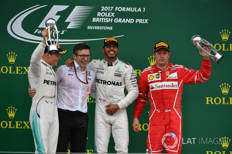 Podio: ganador de la carrera Lewis Hamilton, Mercedes AMG F1, Valtteri Bottas, Mercedes AMG F1 el segundo lugar y tercer lugar Kimi Raikkonen, Ferrari, Peter Bonnington, Mercedes AMG F1 Ingeniero