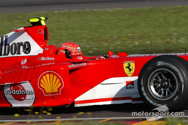 Valentino Rossi mengemudikan Ferrari F2004 dan memakai helm cadangan Michael Schumacher