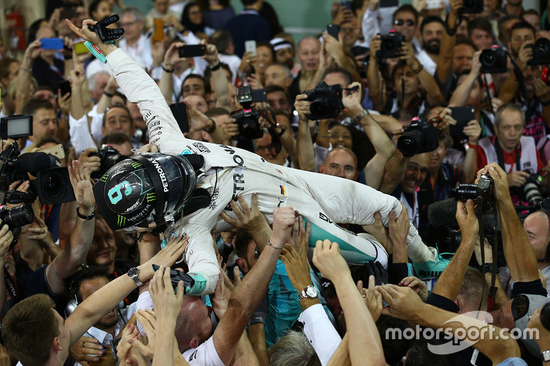 Segundo lugar y nuevo campeón mundial Nico Rosberg, de Mercedes AMG Petronas F1 celebra en parc ferm