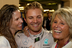 Nico Rosberg, Mercedes AMG F1 feiert seinen WM-Titel mit seiner Frau Vivian Rosberg und der Mutter Sina Rosberg