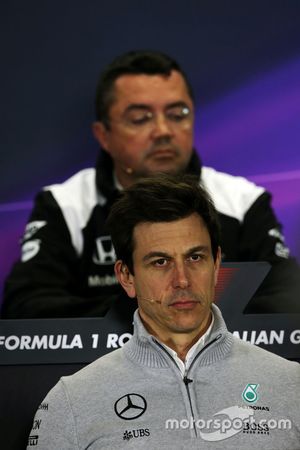Toto Wolff, Mercedes AMG F1 Accionista y Director Ejecutivo en conferencia de prensa de la FIA