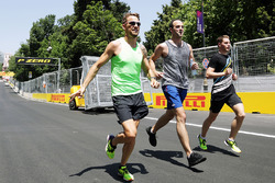 Jenson Button, McLaren, läuft mit Stoffel Vandoorne, McLaren, über die Strecke