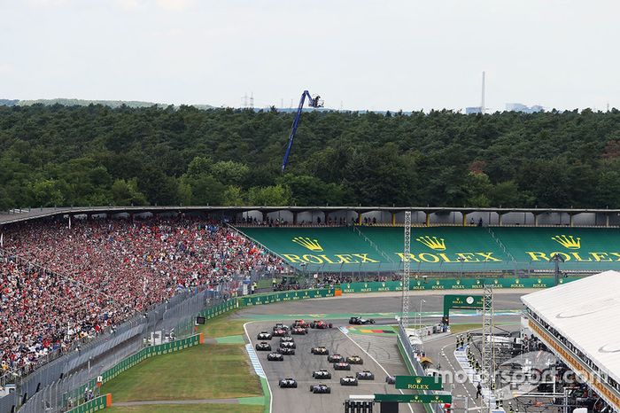 Hamilton toma en primera posición la primera curva de Hockenheim
