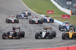 Данііл Квят, Scuderia Toro Rosso STR11; Серхіо Перес, Sahara Force India F1 VJM09; та Джоліон Палмер
