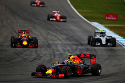 Daniel Ricciardo, Red Bull Racing RB12, Nico Rosberg, Mercedes AMG F1 W07 Hybrid; Max Verstappen, Re