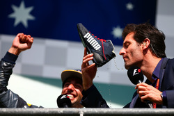 Podium: Daniel Ricciardo, Red Bull Racing met Mark Webber