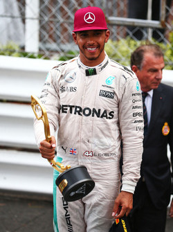 Ganador de la carrera Lewis Hamilton, Mercedes AMG F1 en el podio