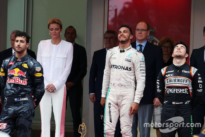 Podio: Daniel Ricciardo, Red Bull Racing, segundo lugar; Lewis Hamilton, Mercedes AMG F1, ganador de la carrera Sergio Perez, Sahara Force India F1, tercer lugar