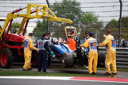 Der Manor Racing MRT05 von Pascal Wehrlein, Manor Racing, wird nach dem Unfall abtransportiert