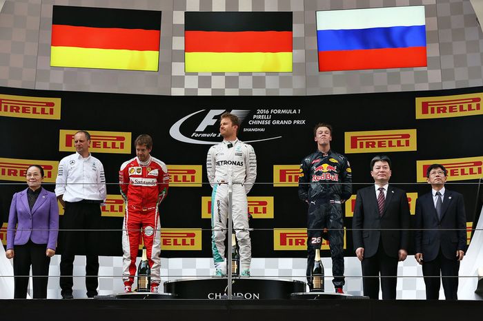 Podio: gandor Nico Rosberg, Mercedes AMG F1 Team, segundo lugar Sebastian Vettel, Ferrari, tercer lugar Daniil Kvyat, Red Bull Racing