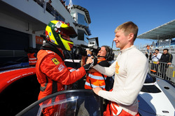 Il vincitore Shaun Balfe, Philip Keen, Ferrari 458 Italia GT3 in parco chiuso