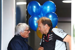 Bernie Ecclestone con Robert Fernley, Sahara Force India F1 Team Subdirector equipo