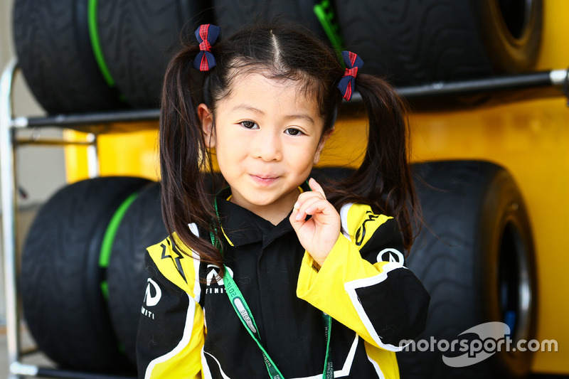 A young Renault Sport F1 Team fan