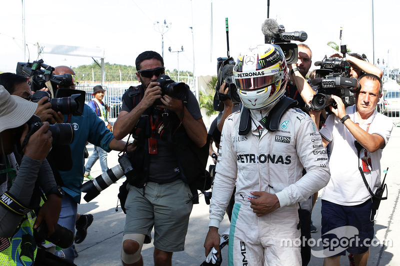 ... liegt Rosberg jetzt 23 Punkte vor Hamilton, der mit leeren Händen dasteht