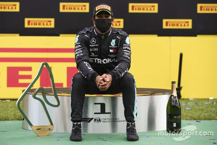 Podio: ganador de la carrera Lewis Hamilton, Mercedes-AMG Petronas F1