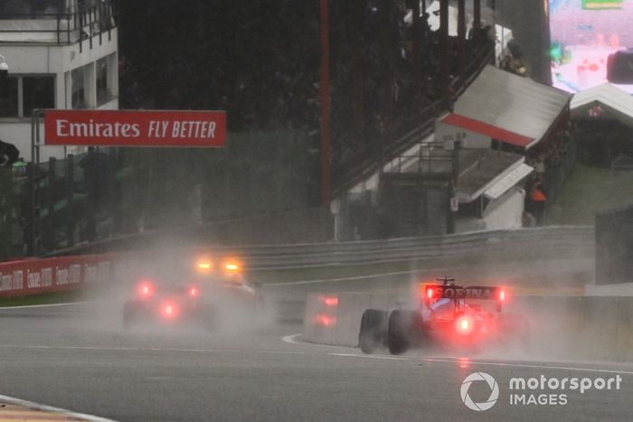 El Safety Car lidera a Max Verstappen, Red Bull Racing RB16B, George Russell, Williams FW43B