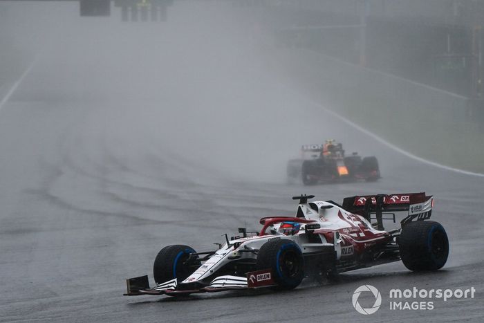 Kimi Raikkonen, Alfa Romeo Racing C41, Sergio Pérez, Red Bull Racing RB16B