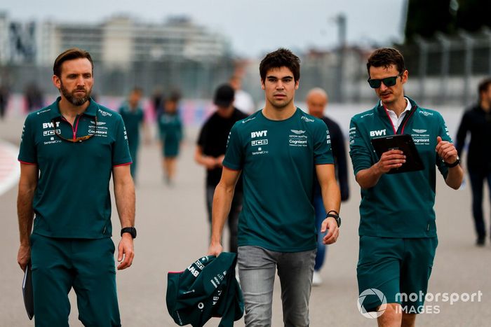 Lance Stroll, Aston Martin, camina la pista