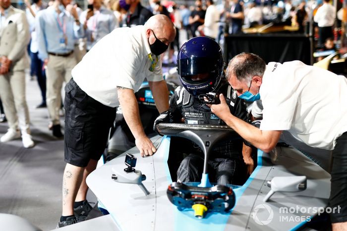 La modelo y actriz, Cara Delevigne, conduce un Fórmula E