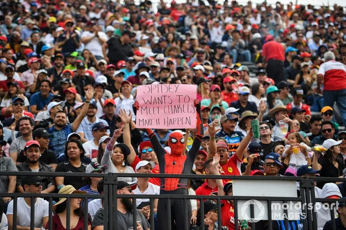 Un fan vestido como Spiderman con un mensaje a Charles Leclerc, Ferrari