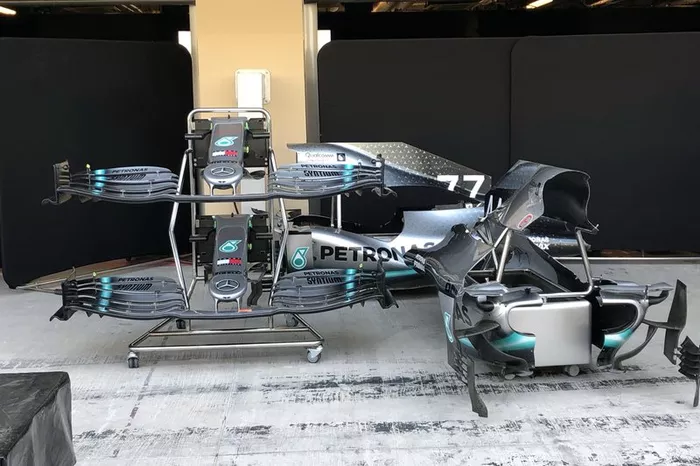 Mercedes AMG F1 W10, alerón delantero y carrocería