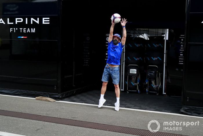 Fernando Alonso, Alpine F1  juega al fútbol