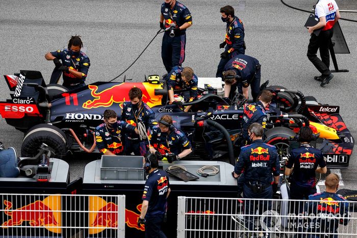 Sergio Pérez, Red Bull Racing RB16B, llega a la parrilla