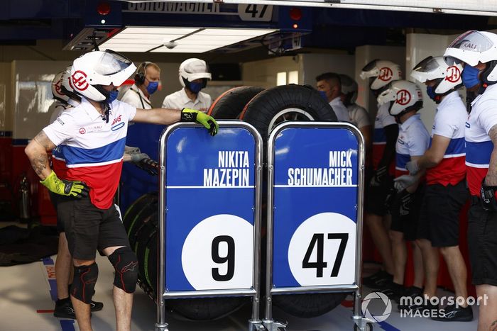 El equipo Haas F1 practica las paradas en boxes en Mónaco
