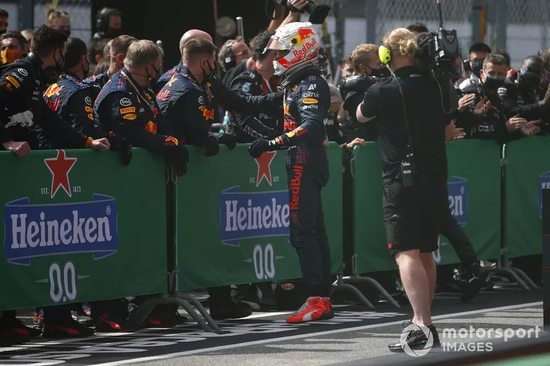 Max Verstappen, Red Bull Racing, secondo classificato, festeggia con il suo team al Parc Ferme
