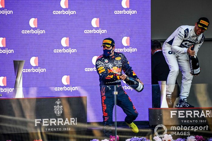Podio: ganador de la carrera Sergio Pérez, Red Bull Racing
