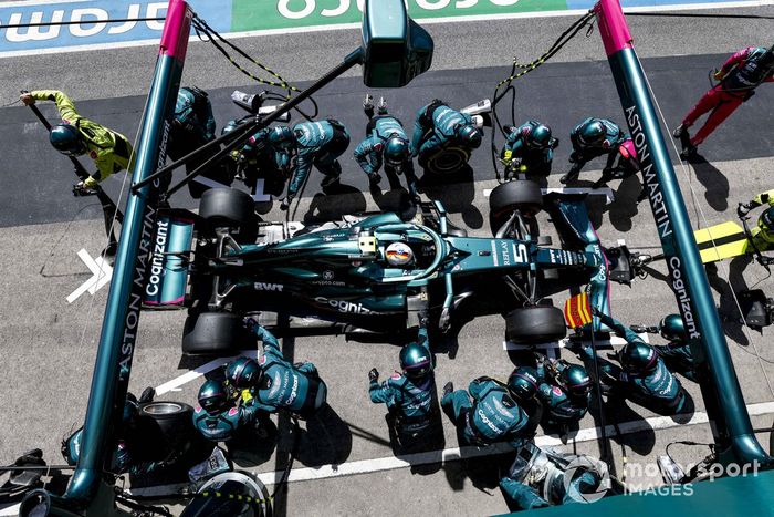 Sebastian Vettel, Aston Martin AMR21, en pits