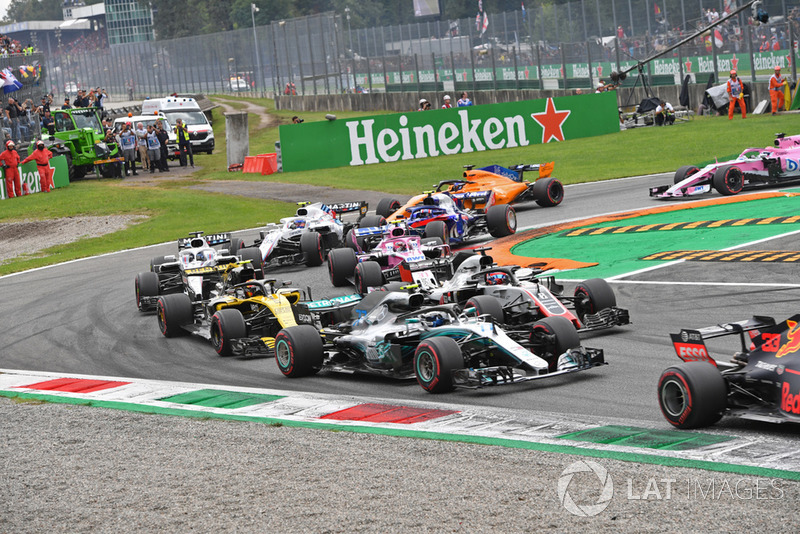 Valtteri Bottas, Mercedes AMG F1 W09 Romain Grosjean, Haas F1 Team VF-18 Carlos Sainz Jr., Renault Sport F1 Team RS 18 y Esteban Ocon, Racing Point Force India VJM11 al comienzo de la carrera