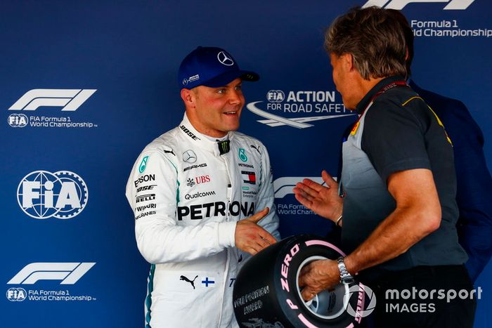 Valtteri Bottas, Mercedes AMG F1, recibe su premio Pirelli Pole Position
