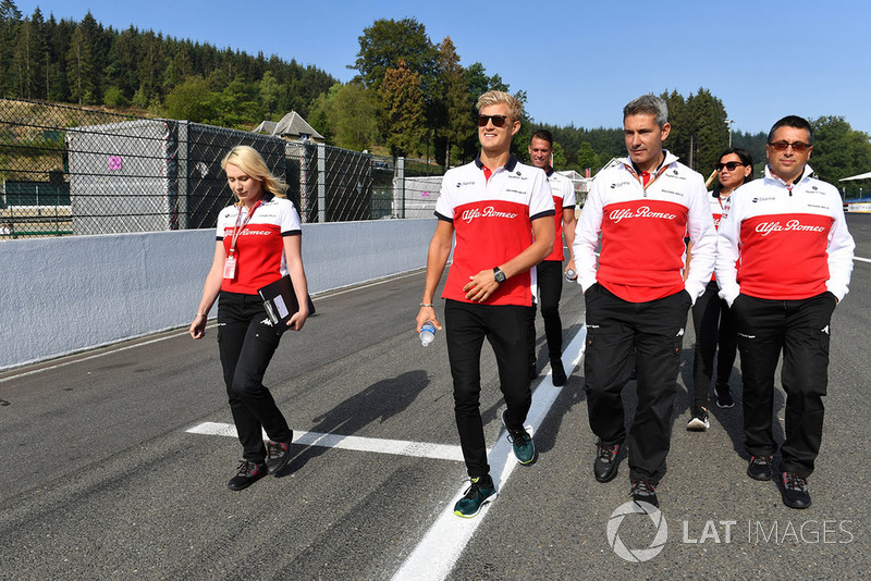 Marcus Ericsson, Sauber walks the track