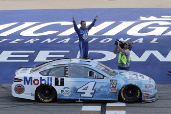 Kevin Harvick, Stewart-Haas Racing, Ford Fusion Busch Light / Mobil 1 celebrates his win