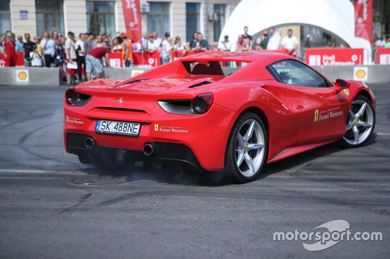 Марк Жене за кермом Ferrari
