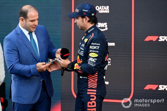 Sergio Pérez, Red Bull Racing, 1ª posición, recibe su premio tras la carrera Sprint