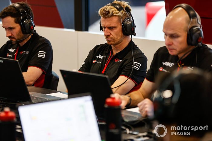 Nico Hulkenberg, Haas F1 Team, en el trabajo con sus compañeros
