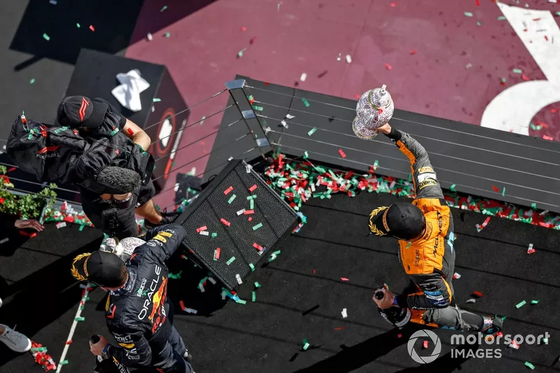 Max Verstappen, Red Bull Racing, 1° posizione, Lando Norris, McLaren, 2° posizione, lasciano il podio con i loro trofei